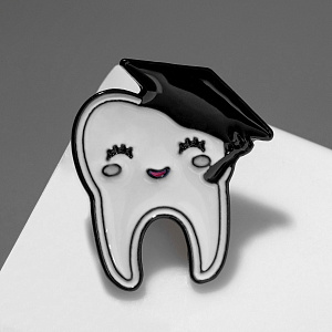 Значок Зуб в академической шапочке